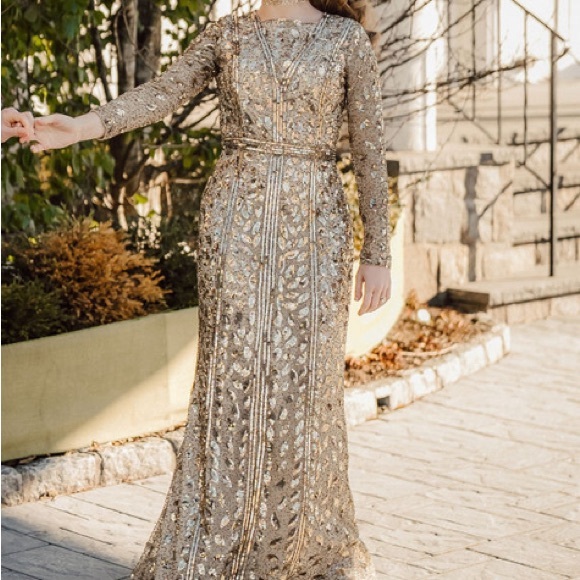 Elegant Gold Sequin Evening Gown - Picture 1 of 3